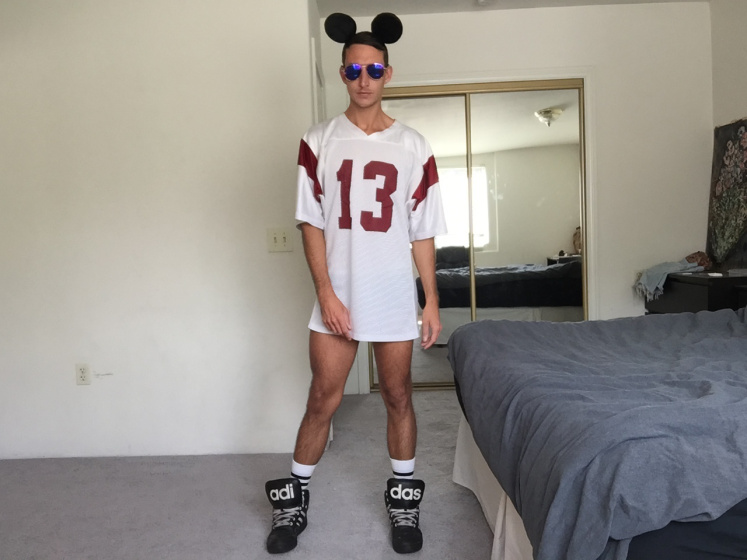 Homem é barrado no Gay Day da Disney por usar short muito curto