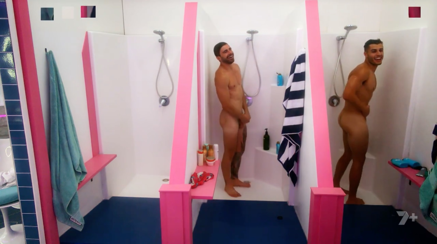Homens pelados no banho no Big Brother da Austrália