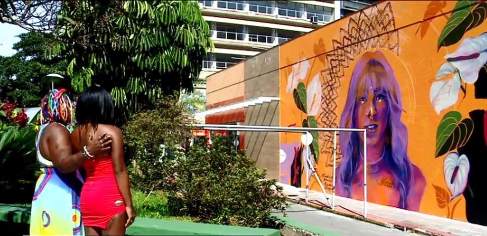 Jhenny Glow: trans ganha grafite em Floripa