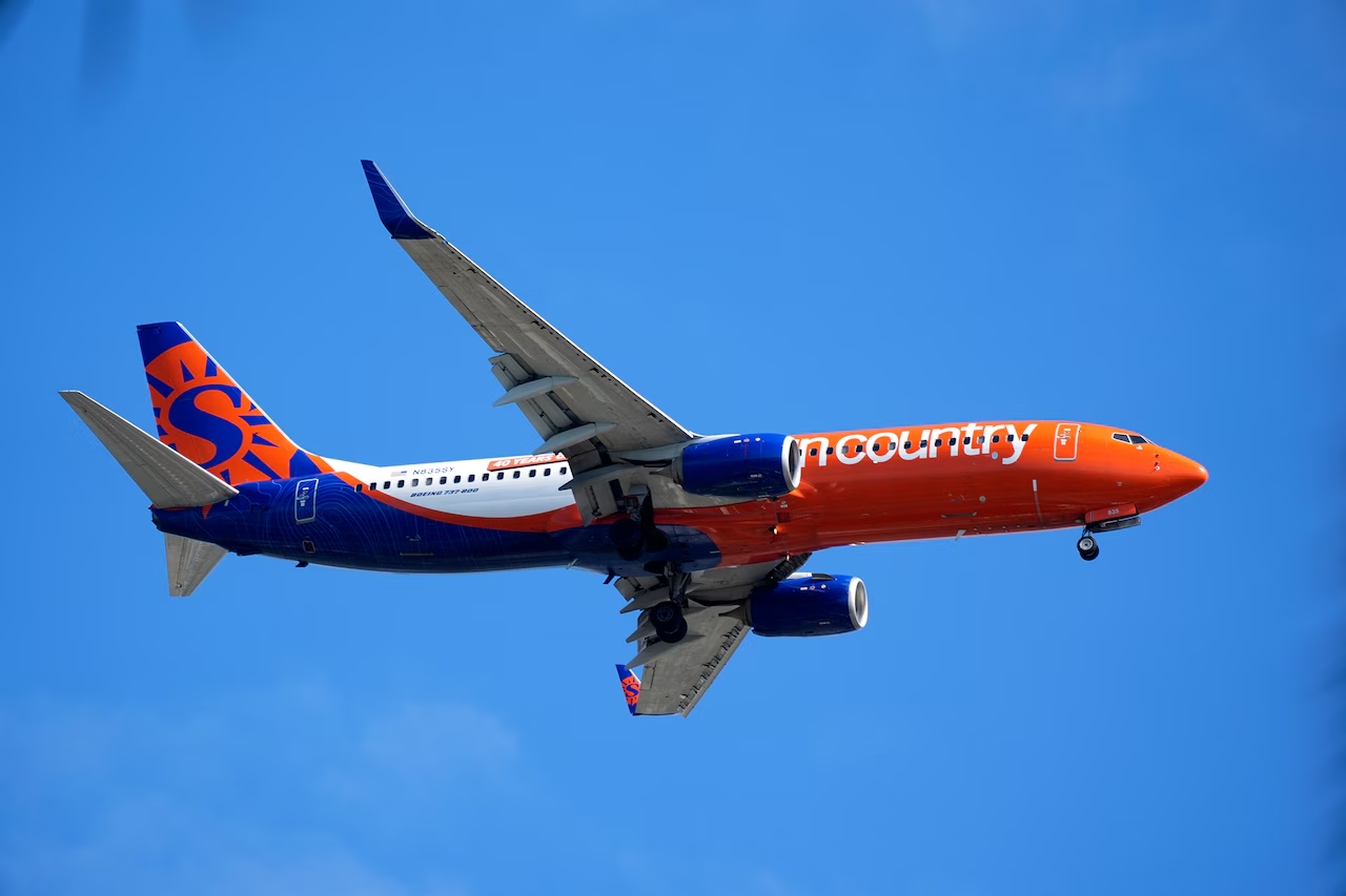 Homem surtado faz avião pousar após ofender gays