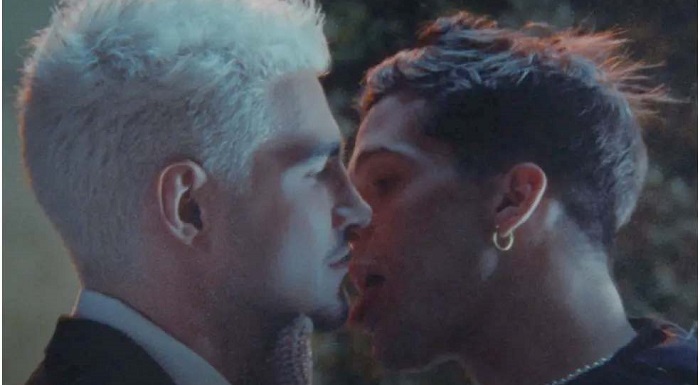 Jão e João Guilherme: clima gay no clipe de Me Lambe