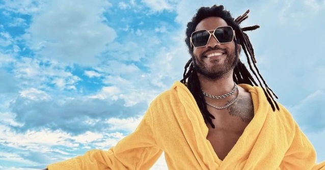 Lenny Kravitz publica foto pelado na água