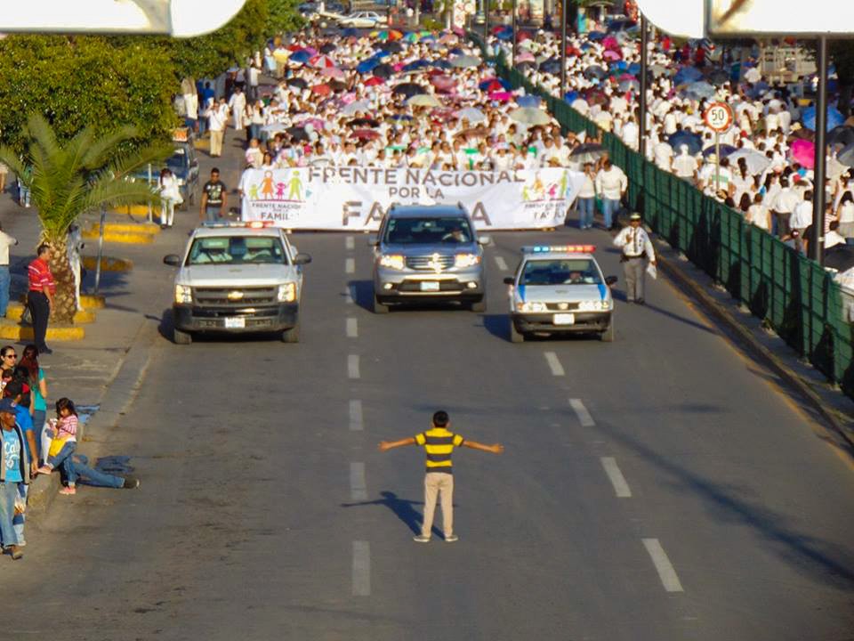 Histórico: Menino de 12 anos tenta parar marcha de 11 mil homofóbicos no México