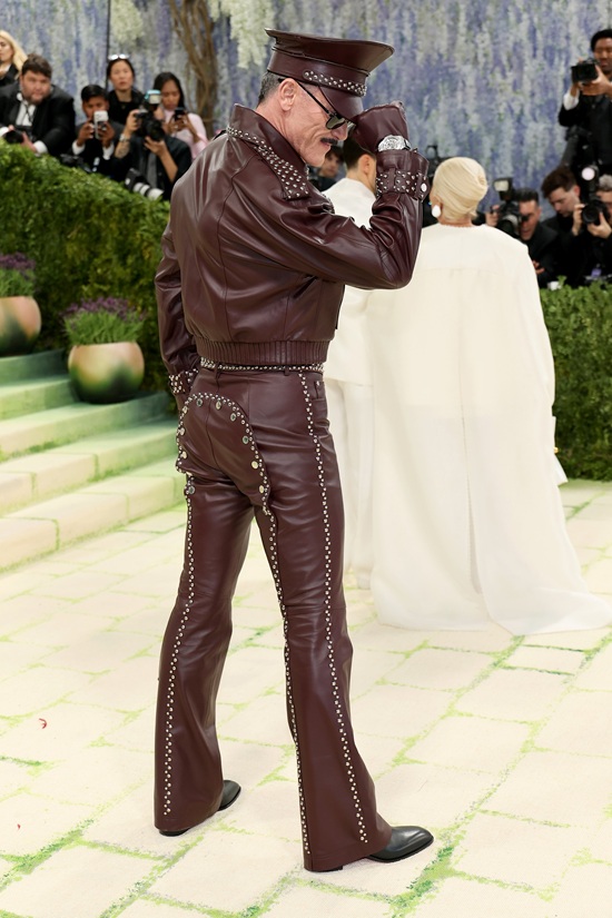 Ator Luke Evans vestindo calça de couro