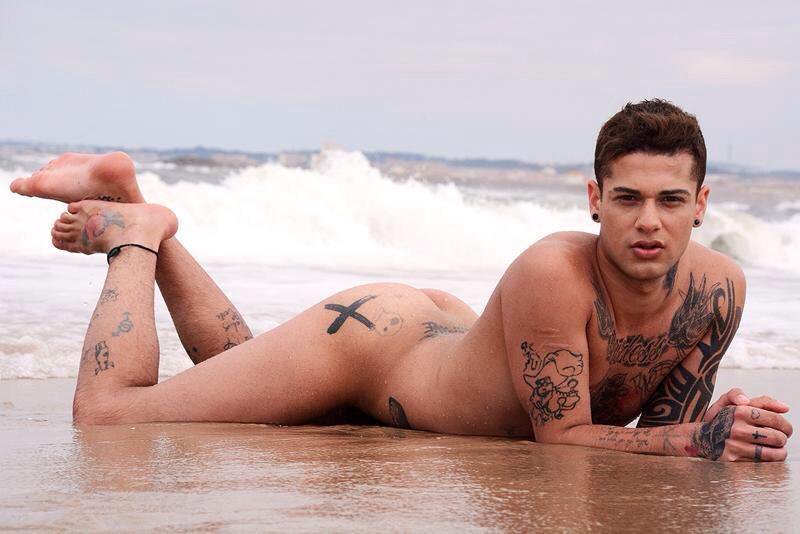 Ator pornô gay Mickey Taylor lança clipe