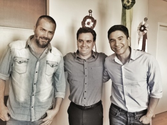 Os sócios do grupo The Week, Klaus Ebone e André Almada, com o prefeito de Florianópolis, Cesar Souza Junior (ao centro): soma em nome do turismo gay forte