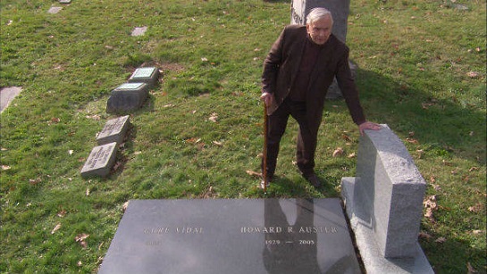 Gore Vidal ao lado do jazigo de seu companheiro e onde tamb&eacute;m foi sepultado
