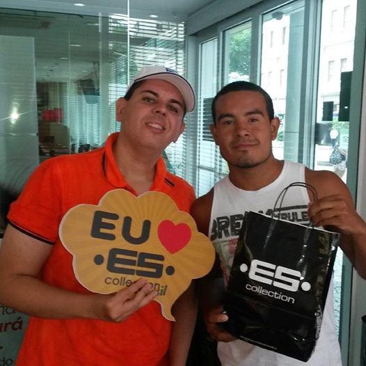 Germano Netto, representante da ES Collection no Brasil, e o atleta Ian Matos: momento hist&oacute;rico