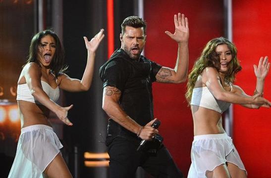 Ricky Martin fez performance h&eacute;tero demais para um gay. Encaretou?
