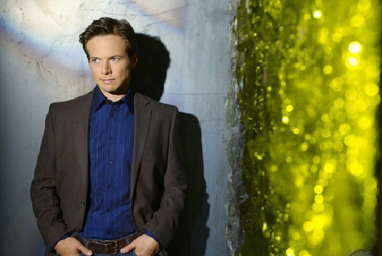 No mesmo dia, o eterno gal&atilde; de 'Party of Five' apaga 46 velinhas