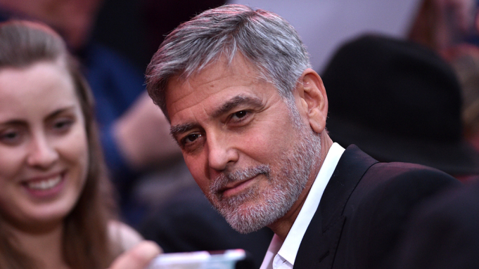 20 grisalhos famosos e gatos: George Clooney
