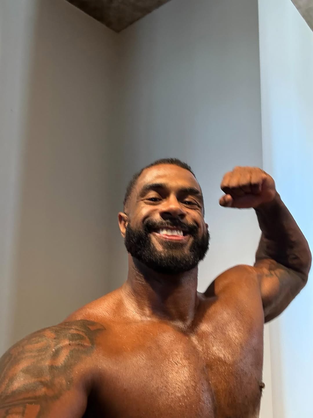 Baco Exu do Blues mostra corpo sarado após treino e dieta