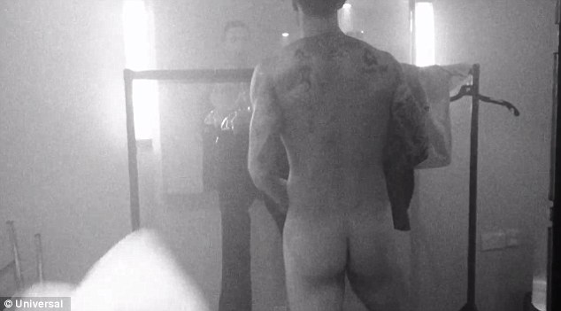 Adam Levine, do Marron 5, aparece com a bunda de fora no clipe novo, 'This Summe's Gonna Hurt Like a Motherfucker'