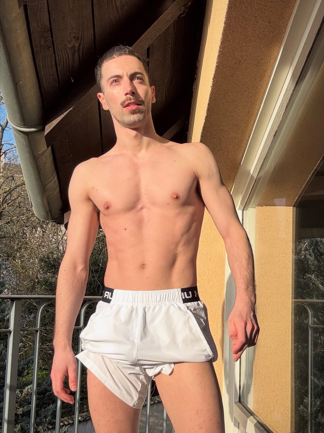 Anteo Chara: produtor de conteúdo gay de sexo