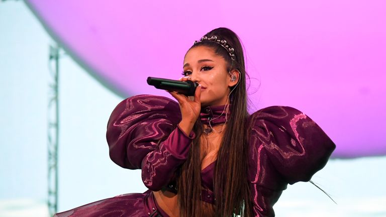Ariana Grande coloca o sexto single dentro do top 10 do Top 30 Gay Brasil