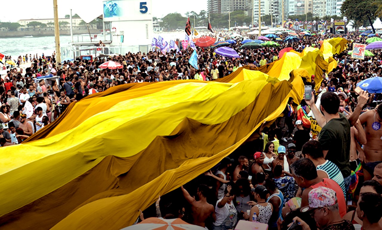 Bandeira arco-íris amarelo: ONG lança campanha contra suicídio de LGBT na parada do Rio