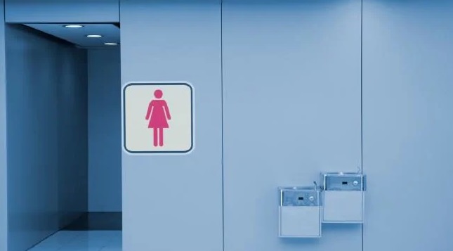 Banheiro: transexual é assediada por mulheres cis