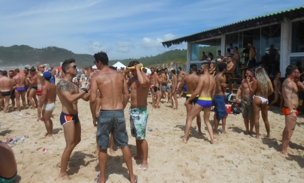 Carnaval gay 2019: Bar do Deca, na Praia Mole, terá 23 DJs em 12 dias de festa em Florianópolis