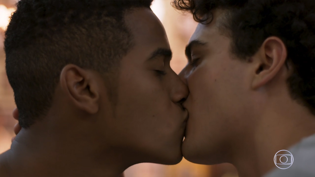 João Pedro Oliveira e Pedro Alves: beijo gay em Mahação