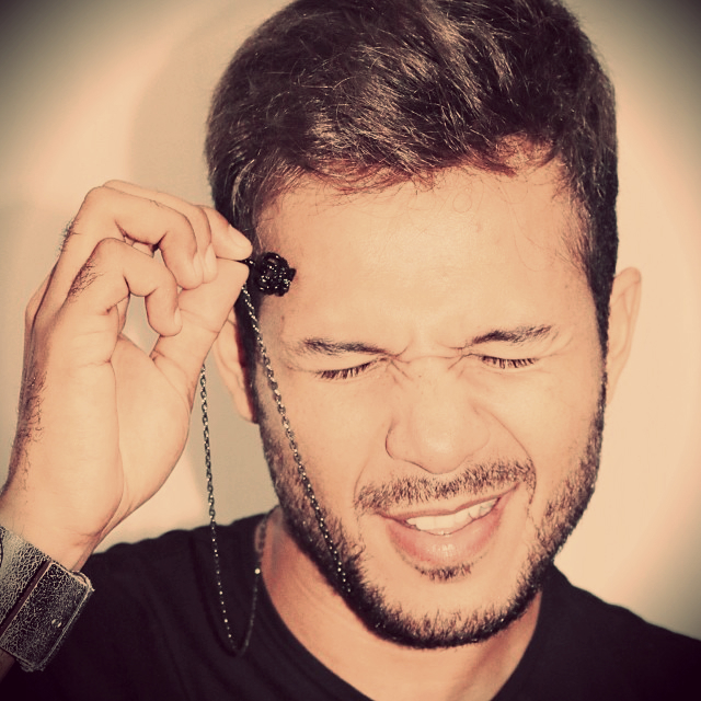 Billy Rezk - cantor em Floripa lança clipe recheado de drag queens e primeiro álbum