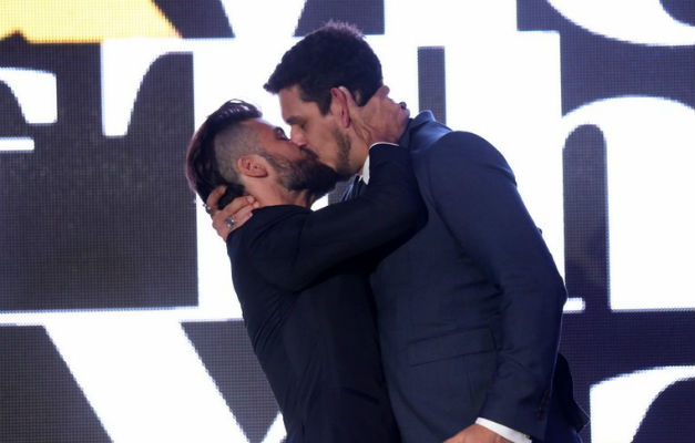 Bruno Gagliasso e João Vicente de Castro se beijam no GQ Men of the Year