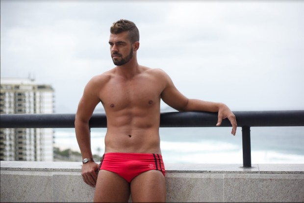 Bruno Miranda, o Borat de Amor & Sexo, leiloa cuecas usadas no Instagram