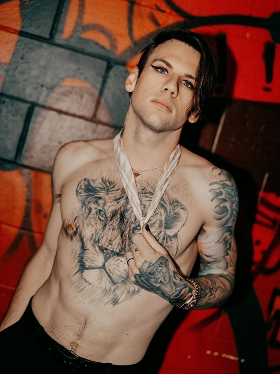 Cantor se assume gay Caleb Shomo