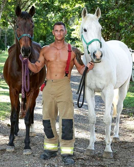 Calendário 2022 de bombeiros sarados australianos ajuda na causa animal