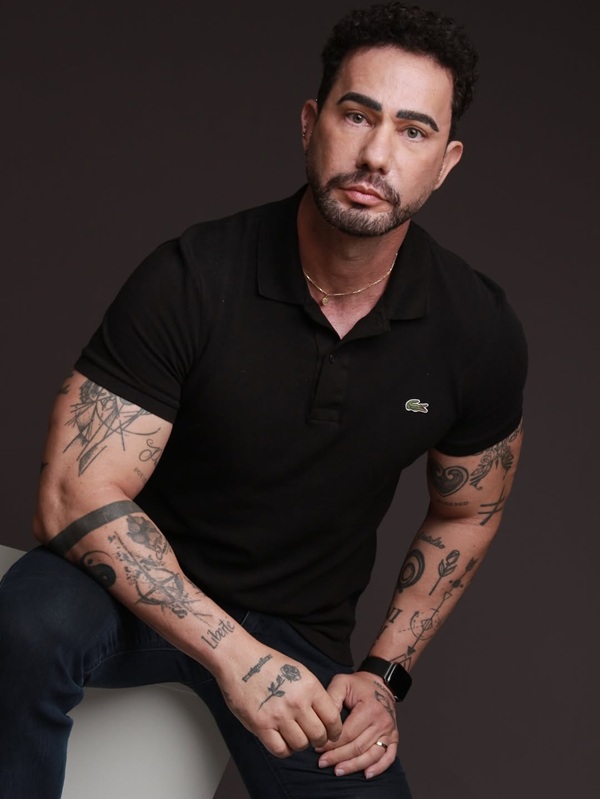 Influencer gay Carlos Filhar se suicida 