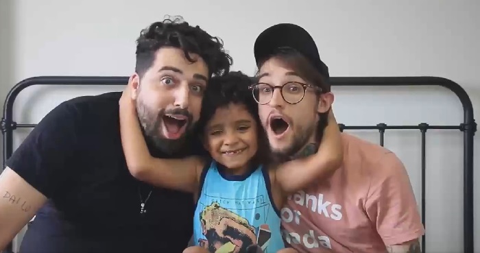 Casal gay Rafael César e Luke ganham declaração de amor do filhoi