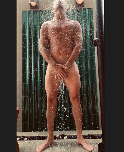 Sonho de consumo gay: Channing Tatum posta foto peladão no chuveiro