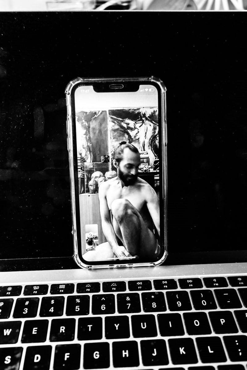 Corpos em Quarentena: projeto do artista multimídia Chris The Red com fotos de homens pelados via WhatsApp e Skype