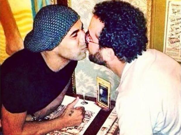 Emerson Sheik e Isaac Azar: beijo gay polêmico