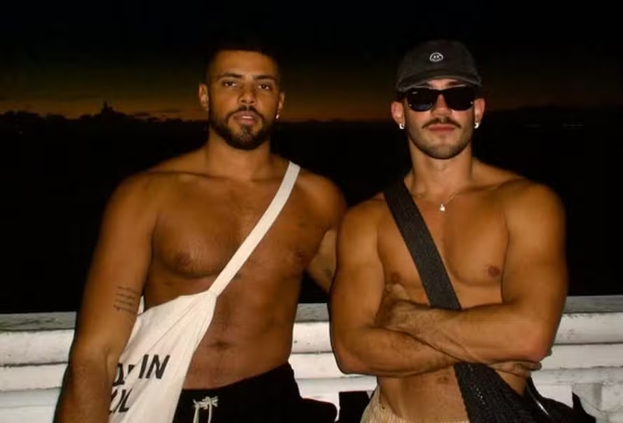 Namorados Gabriel Fuentes e Vittor Fernando são baelados