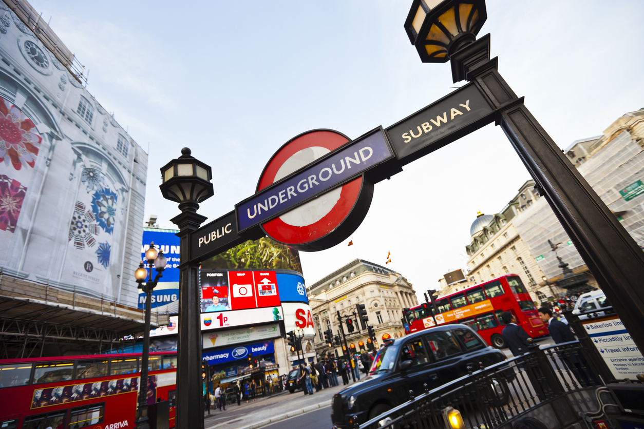 Gay é espancado em Londres com insultos homofóbicos na entrada do metrô