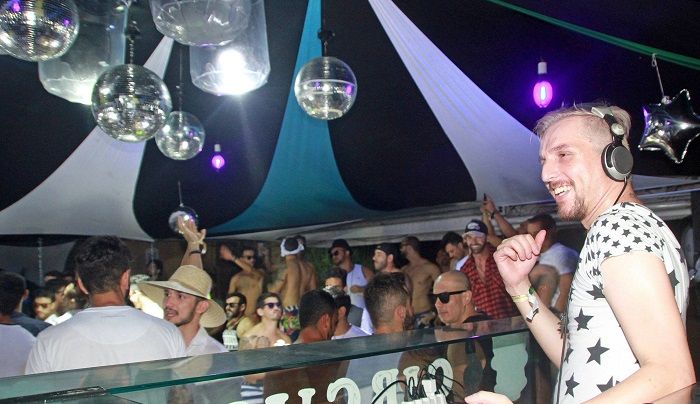 O DJ Luccas Serafim no Bar do Deca, eleito melhor bar gay por 4 vezes no Guia Gay Floripa