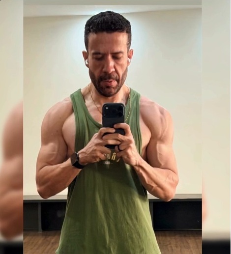 André Janones mostra corpo sarado