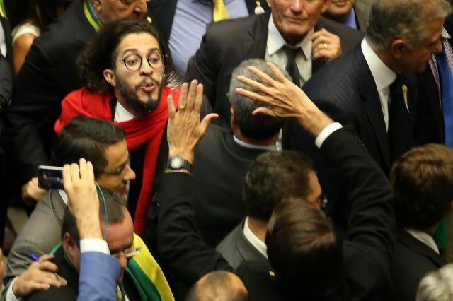 Jean Wyllys cospe em Jair Bolsonaro durante votação do impeachment de Dilma