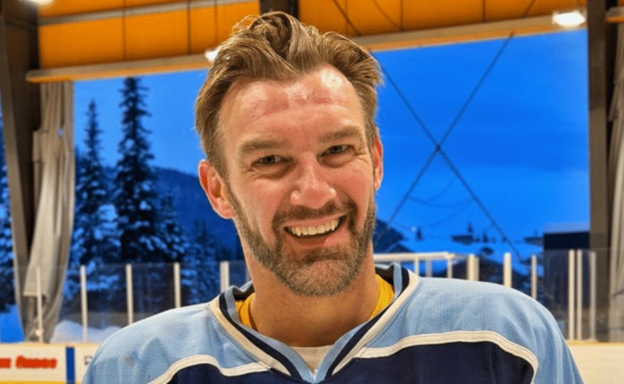 Ex-jogador de hóquei Jesse Kortuem se assume gay após sucesso da série Heated Rivalry