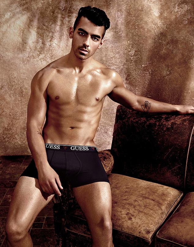 Joe Jonas tira a roupa e fica de cueca em campanha da Gucci