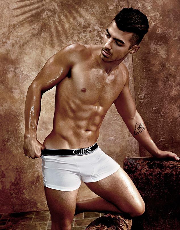 Joe Jonas tira a roupa e fica de cueca em campanha da Gucci