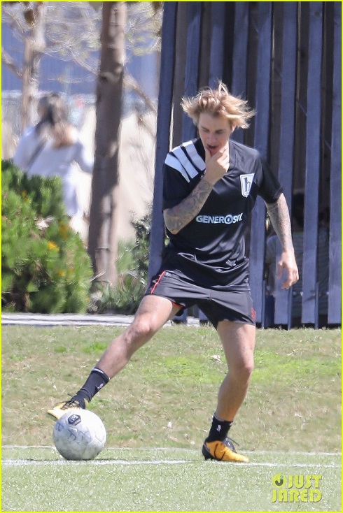 Justin Bieber: gatinho foi jogar futebol e mostrar as pernas. Confira fotos.