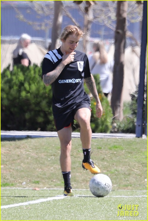 Justin Bieber: gatinho foi jogar futebol e mostrar as pernas. Confira fotos.
