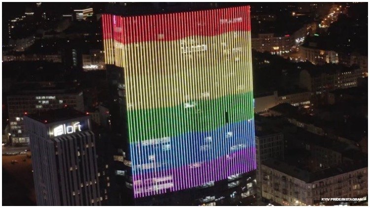 Kiev, Ucrânia: o Gulliver Mall, segundo prédio mais alto do pais, exibe o orgulho LGBT