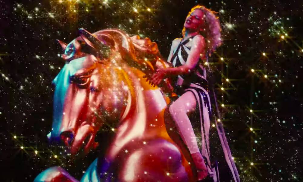 Kylie Minogue: diva gay lança clipe incrível para Say Something