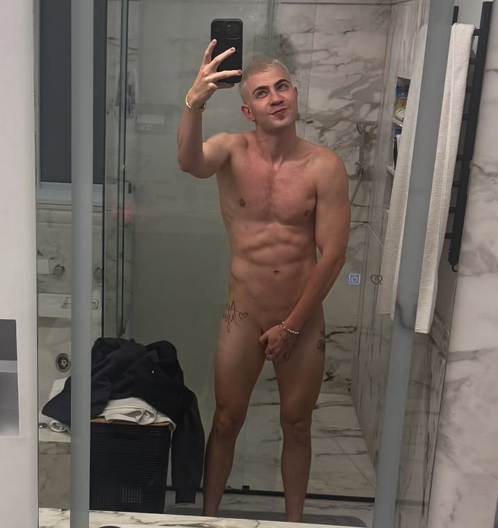 Léo Picon publica foto pelado no banho