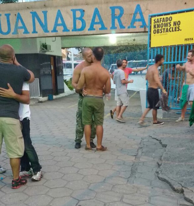 Leonardo Vieira beijando homem na festa Heróis Safados, para o público gay no Rio