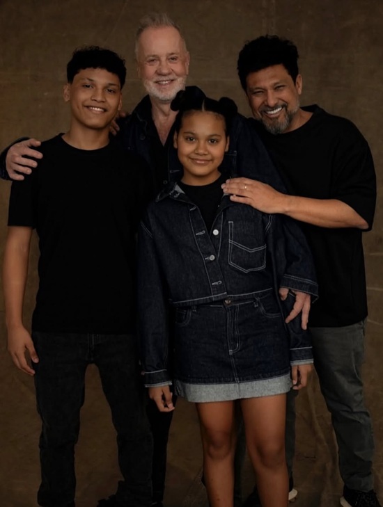 Ator Luiz Fernando Guimarães e seu marido, Adriano Medeiros, e os filhos Dante e Olivia.