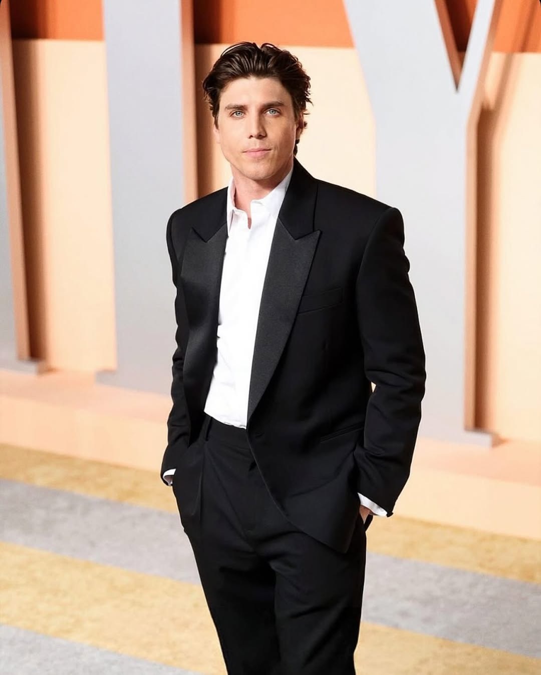 Ator Lukas Gage, que é gay, revela que foi abusado sexualmente em acampamento