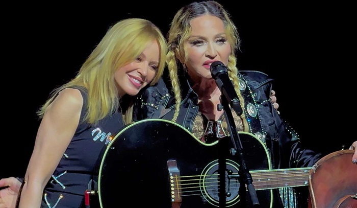 Madonna e Kylie Minogue no palco pela primeira vez